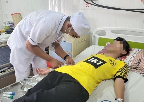 Điều trị bệnh nhân sốt xuất huyết tại khoa Nhi tổng hợp, Bệnh viện Đa khoa vùng Tây Nguyên. (Ảnh: Báo Đắk Lắk)