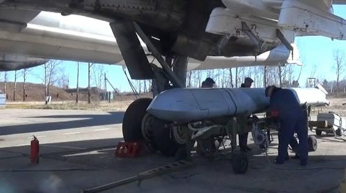 Tên lửa Kh-102 được trang bị đầu đạn hạt nhân có đương lượng nổ lên tới 250 kT. Quả bom nguyên tử được Mỹ thả xuống thành phố Hiroshima của Nhật Bản chỉ có đương lượng nổ là 13 kt. Như vậy sức công phá của Kh-102 gấp hơn 19 lần quả bom nguyên tử này.