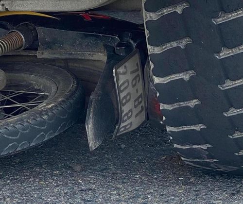 Chiếc xe máy của nạn nhân bị cuốn dưới gầm xe ben.