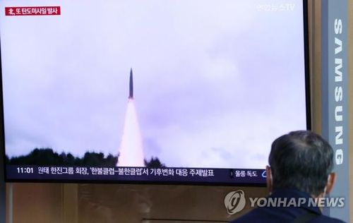 Truyền thông Hàn Quốc đưa tin về việc Triều Tiên phóng tên lửa. Ảnh: Yonhap