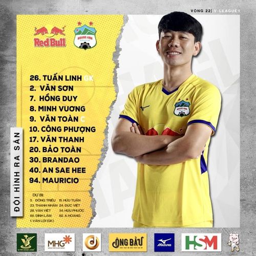 Văn Toàn đeo băng đội trưởng.