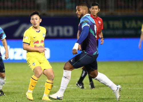  Minh Vương vấp cỏ chứ không bị cầu thủ Bình Định phạm lỗi, theo Ban trọng tài VFF. Ảnh: CLB Bình Định. 