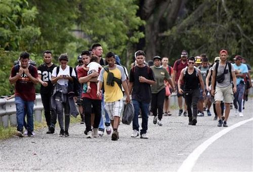 Người di cư Venezuela di chuyển từ Chiapas tới Tapachula (Mexico). (Ảnh: AFP/TTXVN)
