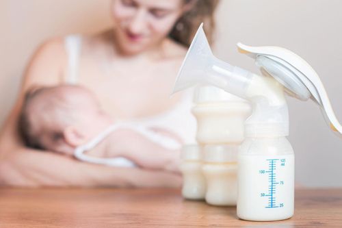  Việc cho con bú cung cấp dinh dưỡng tối ưu cho trẻ sơ sinh. Ảnh: Abm. 