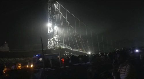  Người đứng đầu cơ quan nội vụ bang Gujarat Harsh Sanghvi cho biết đã có 132 người thiệt mạng cho đến nay và nhiều người đã được đưa vào bệnh viện, theo AP. 