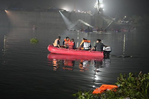  Cây cầu treo bắc qua sông Machhu cách Ahmedabad, thành phố chính của bang Gujarat, khoảng 200 km về phía tây. Theo Times of India, cây cầu chỉ mới thông xe trở lại 5 ngày trước vụ sập, sau nhiều tháng sửa chữa. 