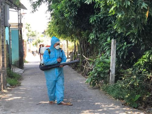 Phun thuốc diệt muỗi để phòng chống sốt xuất huyết.