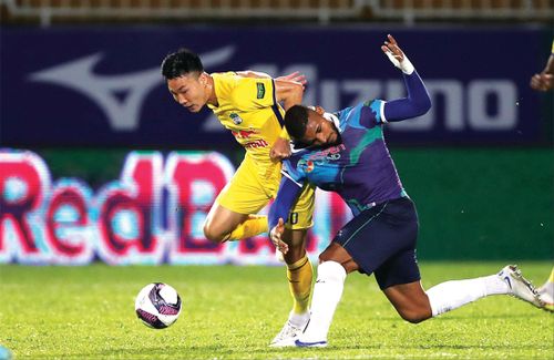 Sai sót của trọng tài giúp HAGL sắp đủ điểm an toàn trong cuộc đua trụ hạng ở V-League 2022 ảnh: Anh Tú