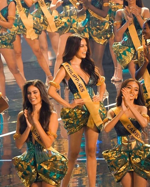 Trước đó, đại diện Philippines chỉ dừng chân ở top 20. Ngay từ đầu mùa giải, cô gái sinh năm 2002 luôn được đánh giá cao, thậm chí được nhiều trang sắc đẹp dự đoán vào Top 5. Việc ban tổ chức "chọn đại" Roberta vào top 10 thay thế cho người đẹp Mauritus từ bỏ danh hiệu, không đưa ra bất kỳ tiêu chí nào tiếp tục khiến nhiều người bất bình.