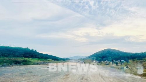 Nhiều đoạn tuyến chưa được thảm bê tông nhựa khi mà thời tiết đang rất thuận lợi. Ảnh: CTV/BNEWS/TTXVN