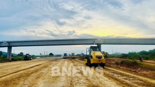 Một đoạn tuyến mới đang được thực hiện phần lu lèn phần đất đắp. Ảnh: CTV/BNEWS/TTXVN