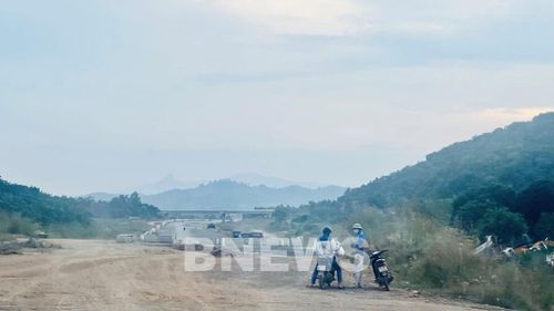 Trên công trường nhiều đoạn tuyến không khí thi công không nhộn nhịp khi mà hạn hoàn thành đang đếm ngược từng ngày. Ảnh: CTV/BNEWS/TTXVN