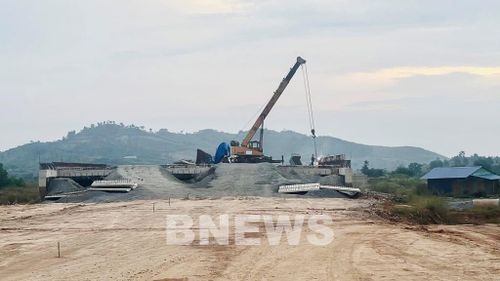 Chỉ còn đúng 60 ngày phải thông xe kỹ thuật cao tốc Phan Thiết - Dầu Giây nhưng trên công trường vẫn còn ngổn ngang công việc. Ảnh: CTV/BNEWS/TTXVN