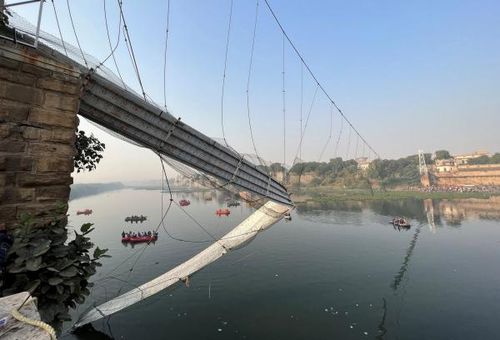 Cây cầu nơi thảm họa xảy ra vừa được cải tạo, nâng cấp. Ảnh: Reuters