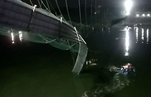 Thảm họa xảy ra trong đêm khiến việc cứu hộ trở nên vô cùng khó khăn. Ảnh: Reuters