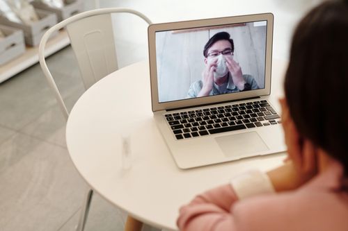 Ốm vặt ảnh hưởng tinh thần và năng suất làm việc của anh Toàn. Ảnh minh họa: Pexels.