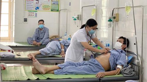 Không chỉ có trẻ em mà nhiều người lớn cũng bị cúm phải nhập viện điều trị. Ảnh: CTV