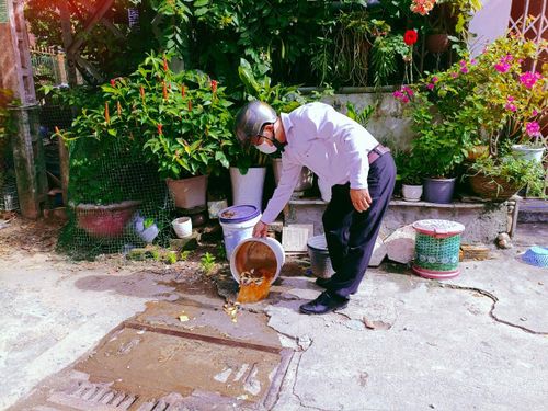 Người dân dọn dẹp các thùng chứa nước lâu ngày, ô nhiễm