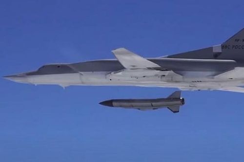 Oanh tạc cơ Tu-22M3 của lực lượng hàng không vũ trụ Nga trong khuôn khổ chiến dịch quân sự đặc biệt đã thực hiện các cuộc tấn công chính xác cao nhằm vào mục tiêu quân sự trong đất Ukraine bằng tên lửa hành trình siêu thanh Kh-32 thế hệ mới nhất.