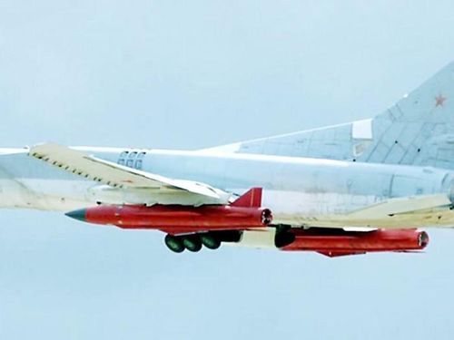 So với "người tiền nhiệm" Kh-22 thì tên lửa Kh-32 chỉ giữ lại những chỉ số về trọng lượng và kích thước của phiên bản cơ sở, trong khi phần "lõi" bên trong quả đạn hoàn toàn khác biệt.