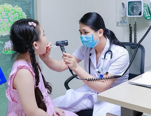 Thăm khám bệnh nhi mắc cúm B tại Bệnh viện Nhi trung ương. Ảnh: BVCC.