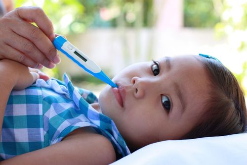 Trẻ có thể bị sốt do vi khuẩn, virus, mọc răng hay đơn giản do mặc quá nhiều quần áo. Ảnh: Ekolinternational. 