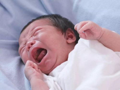  Phụ huynh cần hỏi ý kiến bác sĩ khi trẻ dưới 3 tháng tuổi sốt trên 38 độ C. Ảnh: Times of India. 