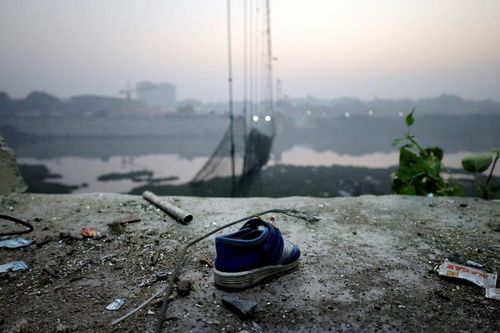 Một chiếc giày còn sót lại gần cây cầu treo bị sập tại thị trấn Morbi, bang Gujarat. Ảnh: Reuters.