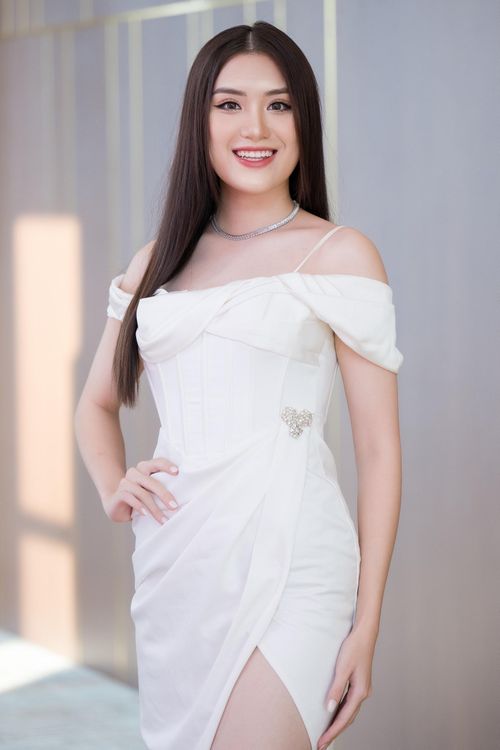 Thí sinh Phan Phương Oanh sinh năm 2003, là sinh viên Đại học Kinh tế Quốc dân. Cô có khả năng vũ đạo. Phương Oanh chia sẻ động lực cô tham gia cuộc thi nhan sắc chính là sự lên ngôi và tỏa sáng của Hoa hậu Đỗ Thị Hà. Cô hãnh diện khi năm nay, Đại học Kinh tế Quốc dân có nhiều ứng viên tham dự sơ khảo, trong đó có 5 người được đi tiếp vào vòng trong.