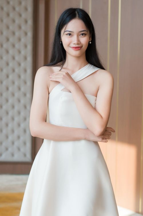 Thí sinh Nguyễn Thúy Quỳnh sinh năm 2001, là sinh viên Đại học Hà Nội. Đến với Hoa hậu Việt Nam, Thùy Quỳnh bày tỏ khát khao chinh phục ngôi vị cao nhất và sẵn sàng bước ra khỏi vùng an toàn để có thêm nhiều trải nghiệm mới.