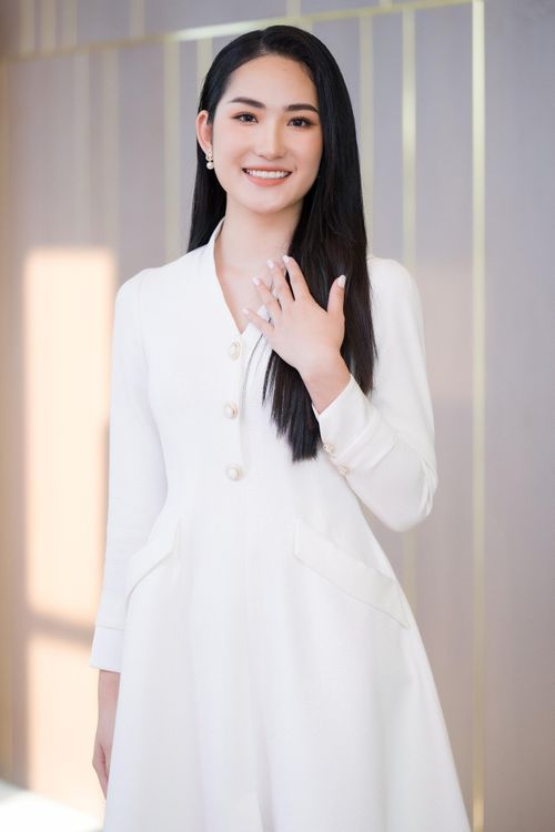 Thí sinh Nguyễn Lê Nhật Quỳnh sinh năm 2003, là sinh viên Đại học Kinh tế Quốc dân. Nhật Quỳnh cho biết đã chuẩn bị kỹ lưỡng từ hình ảnh đến kiến thức cho cuộc thi Hoa hậu Việt Nam năm nay. Cô học catwalk, ứng xử, tập gym để bổ trợ kỹ năng của mình... Nhật Quỳnh đạt thành tích IELTS 6.5. Nhật Quỳnh cho biết thời điểm cô quyết tâm dự thi Hoa hậu Việt Nam là khoảnh khắc xem chung kết Hoa hậu Hòa bình 2021 và sự lên ngôi của Nguyễn Thúc Thùy Tiên.