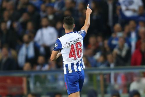 Đến phút 24, Eustaquio nhân đôi cách biệt cho Porto