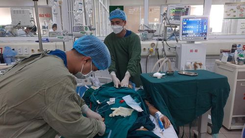 Điều trị bệnh nhân mắc cúm phải can thiệp ECMO Ảnh: BV Bệnh Nhiệt đới trung ương.