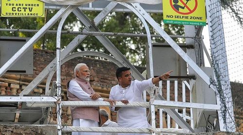  Thủ tướng Narendra Modi và Bộ trưởng Nội vụ Gujarat Harsh Sanghavi đến hiện trường vụ việc vào ngày 1/11. Ảnh: Indian Express/Nirmal Harindran. 