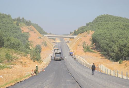 Dự án cao tốc Cam Lộ - La Sơn, đoạn qua Quảng Trị khởi công từ tháng 9/2019. Giai đoạn đầu, dự án được đầu tư với quy mô hai làn xe, bề rộng nền đường là 12m, riêng các đoạn vượt xe có quy mô 4 làn xe, bề rộng nền đường là 23m, dự kiến sẽ hoàn thành vào cuối tháng 10/2022.