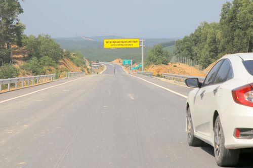 Dự án thành phần đầu tư xây dựng Cam Lộ - La Sơn thuộc Dự án xây dựng một số đoạn đường bộ cao tốc trên tuyến Bắc - Nam phía Đông qua tỉnh Quảng Trị và Thừa Thiên Huế có chiều dài 98,3km; trong đó đoạn qua Quảng Trị 37,3 km và đoạn qua Thừa Thiên Huế 61km. Tổng mức đầu tư dự án là 7.669 tỷ đồng, trong đó giá trị xây lắp là 5.712 tỷ đồng.
