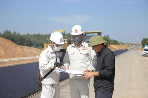 Đại diện đơn vị chủ đầu tư đốc thúc các nhà thầu, đơn vị thi công đẩy nhanh tiến độ dự án.