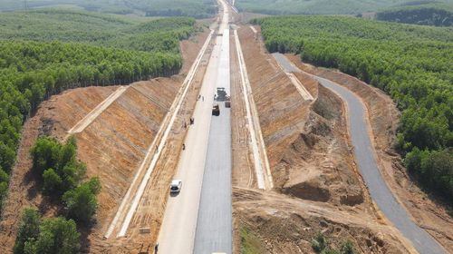 Ban QLDA đường Hồ Chí Minh đề nghị Bộ GTVT chấp thuận điều chỉnh tiến độ thực hiện dự án đến hết quý 1/2023; trong đó, thời gian hoàn thành tuyến chính đến ngày 30/11/2022.