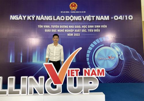 Lương Văn Tiến trong ngày được khen thưởng là 100 học sinh, sinh viên tiêu biểu năm 2022. Ảnh: NVCC