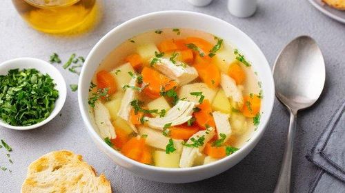 Thức ăn như cháo gà, súp gà là một lựa chọn tốt cho người bệnh sốt xuất huyết.