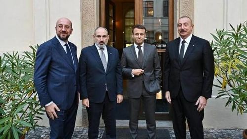 Chủ tịch EC Charles Michel, Thủ tướng Armenia Nikol Pashinyan, Tổng thống Pháp Emanuel Macron và Tổng thống Azerbaijan Ilham Aliyev tại Thủ đô Prague, Cộng hòa Czech.