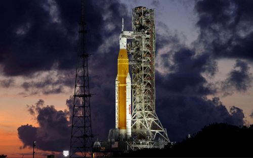 Tên lửa SLS được dựng tại bãi phóng 39B vào cuối tháng 8. Ảnh: Reuters.