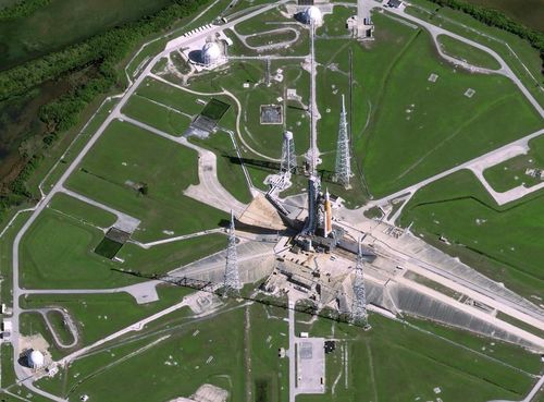 Tên lửa SLS đặt trên bãi phóng 39B. Ảnh: Airbus Space.