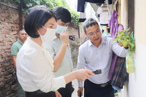 Kiểm tra dụng cụ chứa nước, nguy cơ muỗi đẻ trứng gây dịch bệnh sốt xuất huyết.