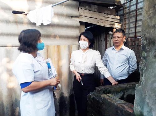 Giám đốc Sở Y tế Hà Nội Trần Thị Nhị Hà kiểm tra công tác phòng chống sốt xuất huyết tại phường Khương Đình, quận Thanh Xuân.