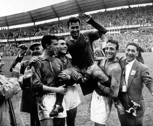 Tiền đạo Just Fontaine (giữa) tại World Cup 1958.