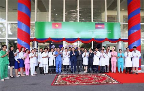 Thủ tướng Phạm Minh Chính với đội ngũ bác sĩ và nhân viên y tế Bệnh viện Chợ Rẫy - Phnom Penh. Ảnh: Dương Giang/TTXVN