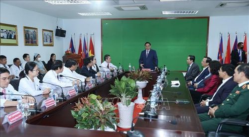 Thủ tướng Phạm Minh Chính phát biểu khi đến thăm Bệnh viện Chợ Rẫy - Phnom Penh. Ảnh: Dương Giang/TTXVN