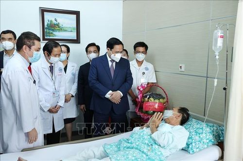 Thủ tướng Phạm Minh Chính thăm bệnh nhân đang điều trị tại Bệnh viện Chợ Rẫy - Phnom Penh. Ảnh: Dương Giang/TTXVN