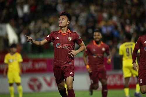 Xuân Nam ăn mừng bàn thắng